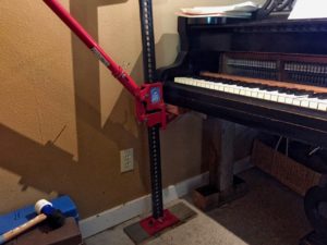photo showing the tight fit jacking the piano